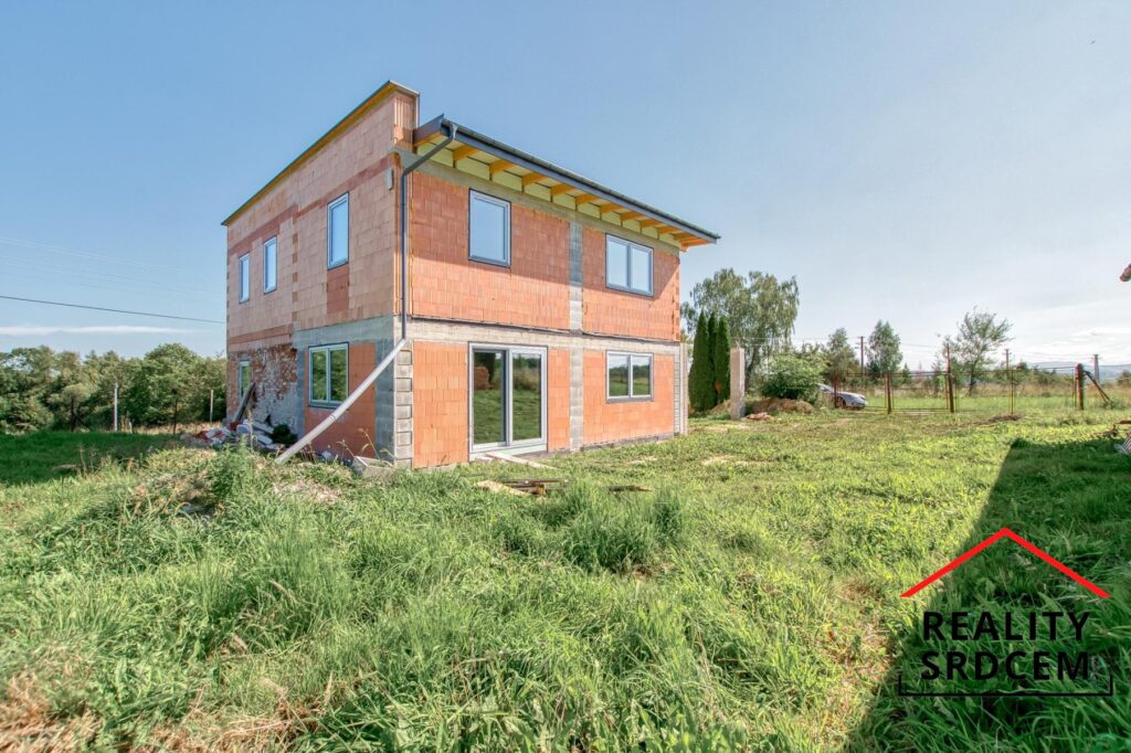 Prodej rozestavěného rodinného domu 6+kk/238m2 s pozemkem 1310m2, Chotěbuz