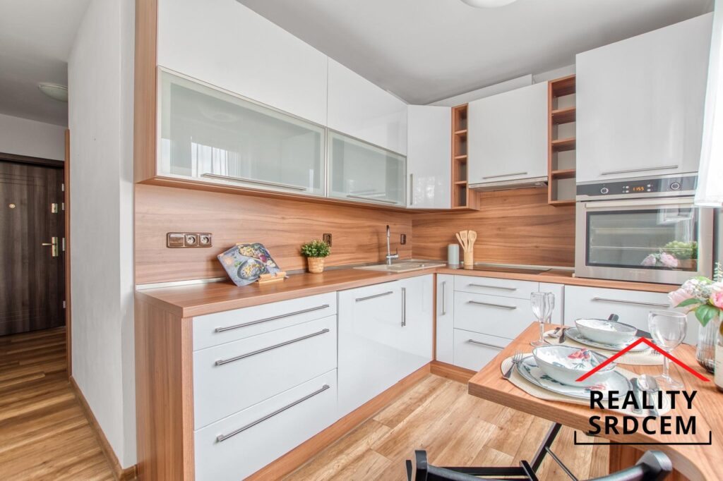 Pronájem bytu v os. vlast. o velikosti 2+1+lodžie/59m2 na ul. V Aleji, Karviná – Ráj